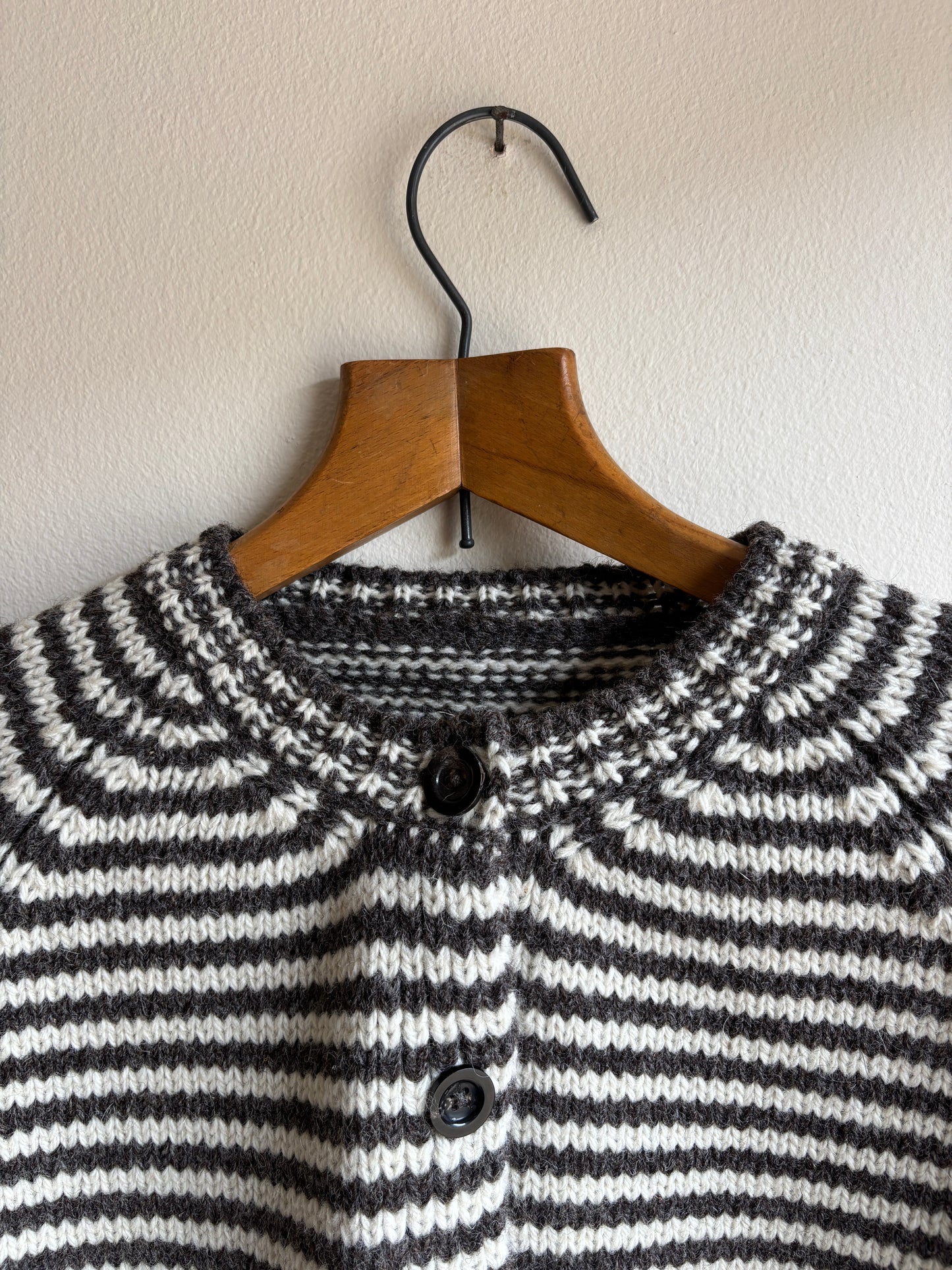 UNDYED BRITISH WOOL STRIPED RAGLAN CARDIGAN HUMBUG