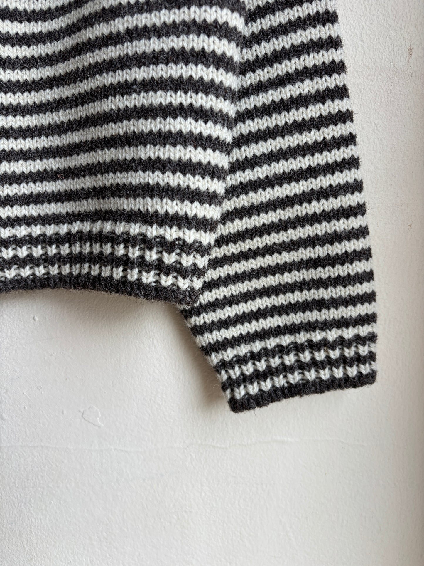 UNDYED BRITISH WOOL STRIPED RAGLAN CARDIGAN HUMBUG