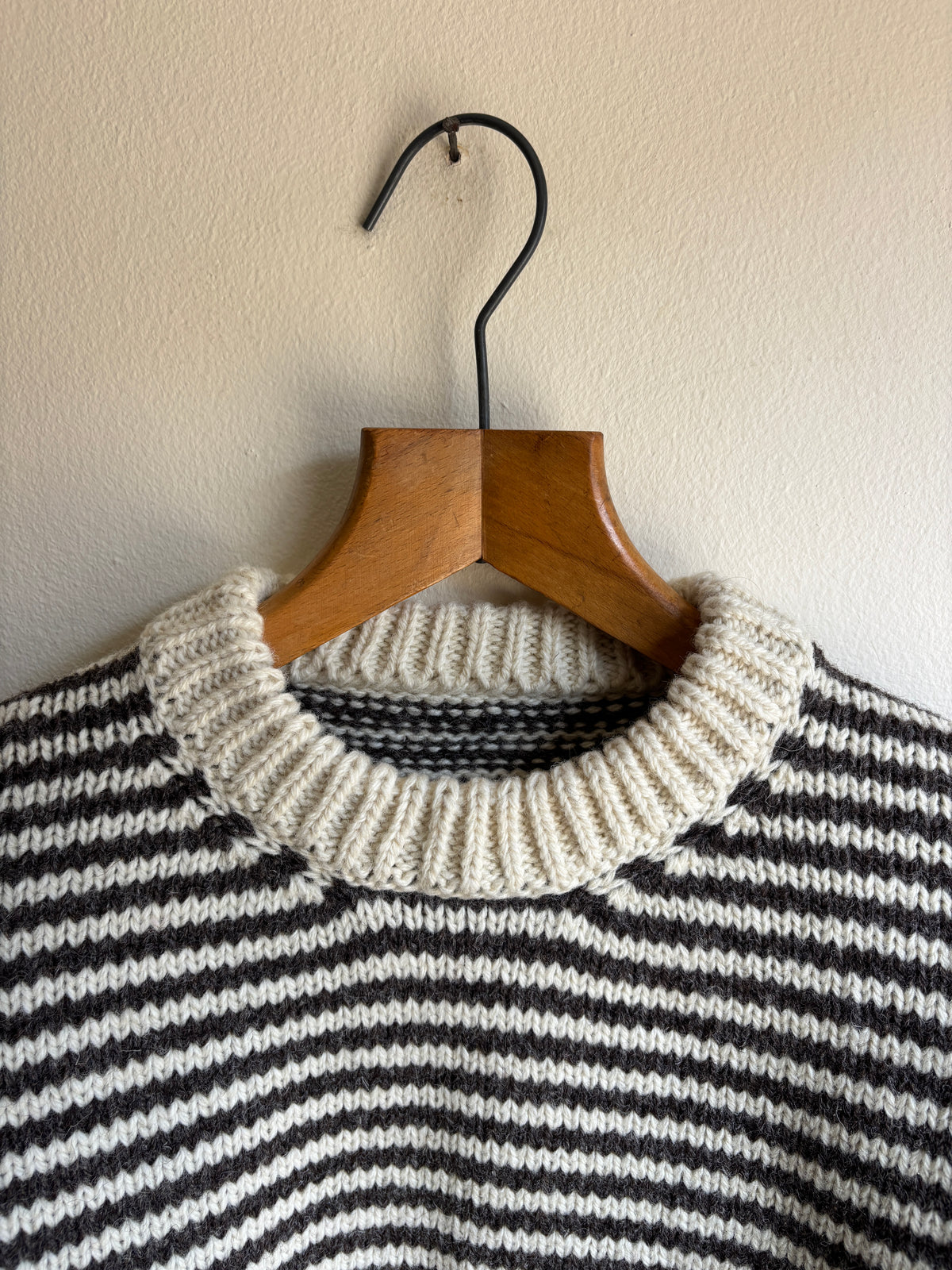 UNDYED BRITISH WOOL HUMBUG STRIPE CREW NECK JUMPER