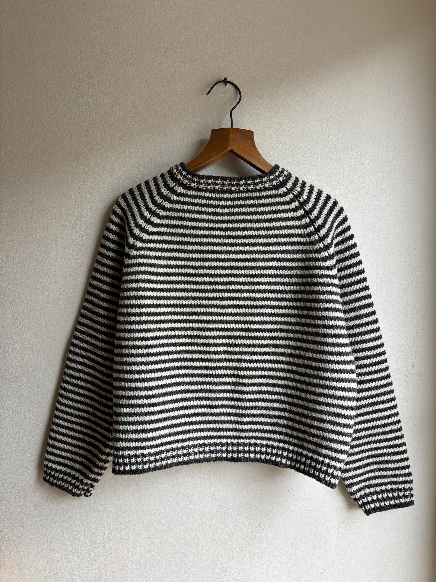 UNDYED BRITISH WOOL STRIPED RAGLAN CARDIGAN HUMBUG
