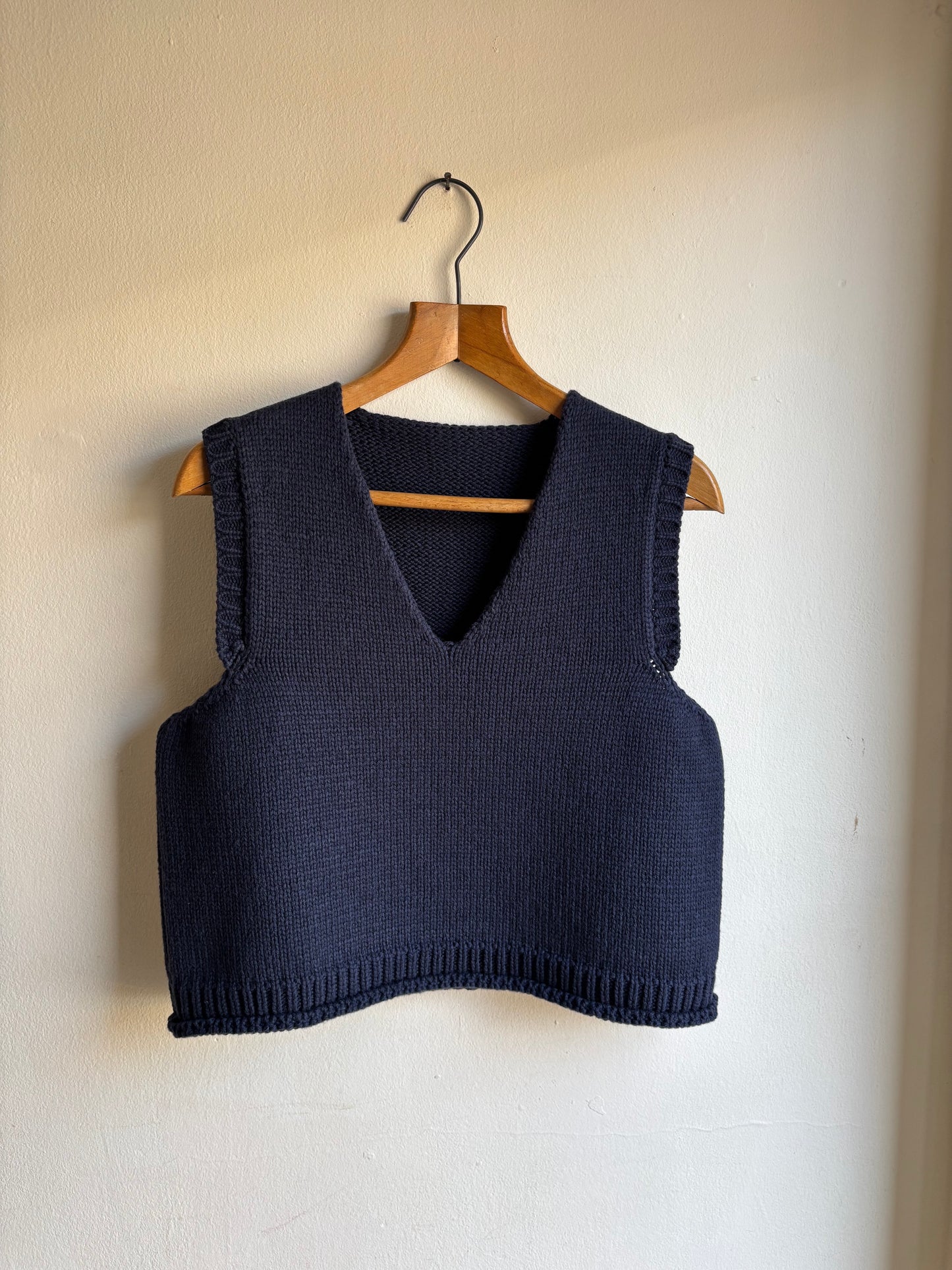 ORGANIC COTTON + MERINO V NECK VEST IN NAVY